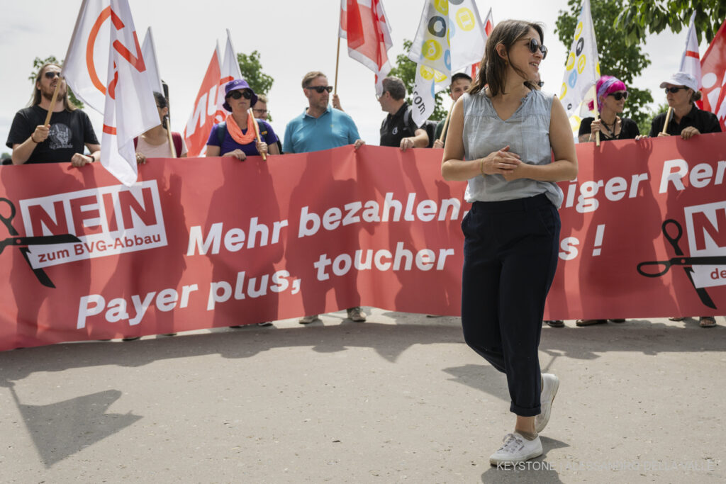 Personen halten ein rotes Transparent mit der Aufschrift "Mehr bezahlen, weniger Renten - Nein zum BVG-Abbau" in deutsch und französisch