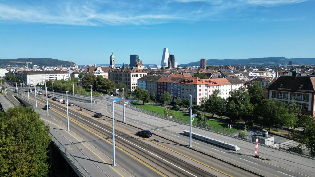 Blick von der A2-Autobahn über Basel